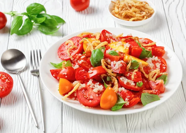 Tomatensalat Mit Knusprig Gebratenen Zwiebeln Quinoa Und Frischem Basilikum Auf — Stockfoto