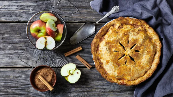 Classic American Autumn Dessert Apple Pie Cinnamon Demerara Sugar Served — Stock Photo, Image