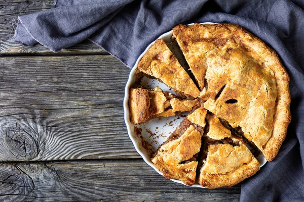 Tarta Manzana Cortada Rodajas Con Especias Azúcar Demerara Servida Sobre — Foto de Stock