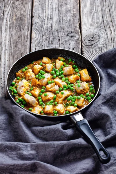 Meleg Tőkehal Curry Zöld Borsóval Spenót Egy Serpenyőben Egy Sötét — Stock Fotó