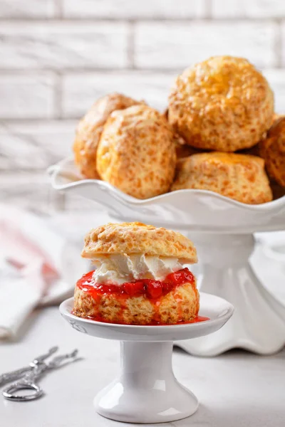 Bollos Estilo Inglés Con Crema Coagulada Mermelada Fresa Soporte Pastel — Foto de Stock