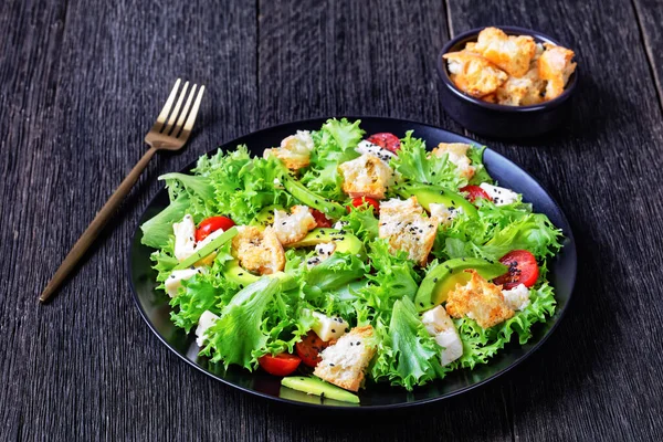 Salada Folhosa Com Abacate Tomate Cereja Mussarela Croutons Polvilhados Com — Fotografia de Stock