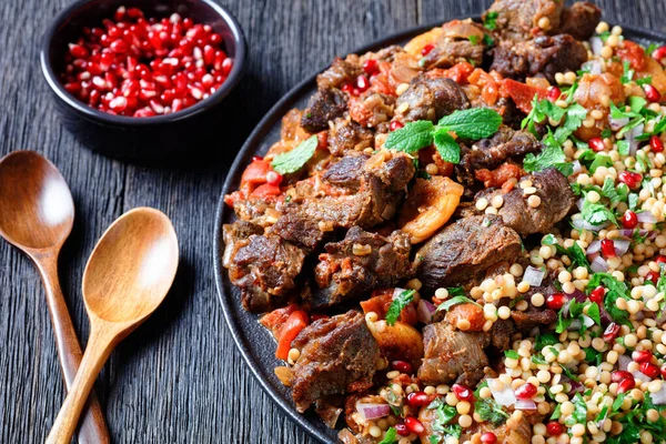 Marockanska Lamm Stuvning Med Herbed Pearl Couscous Och Granatäpple Frön — Stockfoto