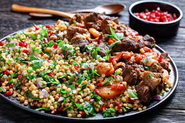 Марокко Lamb Stew Herbed Pearl Couscous Насіння Граната Чорній Пластині — стокове фото