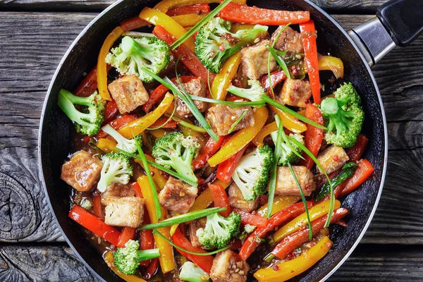 Kung Pao Tofu Vegyes Paprikával Brokkolival Mogyoróhagymával Egy Serpenyőben Egy — Stock Fotó