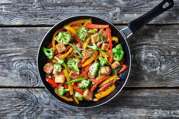 Kung Pao Tofu Con Pimientos Mixtos Brócoli Cebolletas Una Sartén — Foto de Stock