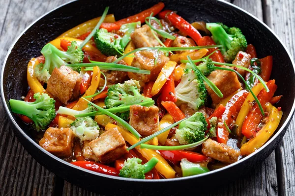 Közeli Kép Kung Pao Tofu Vegyes Paprika Brokkoli Mogyoróhagyma Egy — Stock Fotó