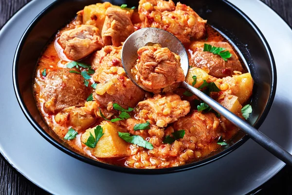 Guiso Pollo Arrabbiata Con Lenteja Patata Una Mesa Madera Vista — Foto de Stock