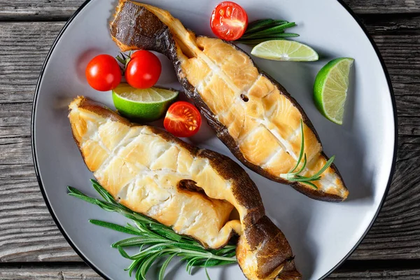 Traditionella Vildfångad Rökt Hälleflundra Fiskbiffar Med Lime Rosmarin Kvistar Och — Stockfoto