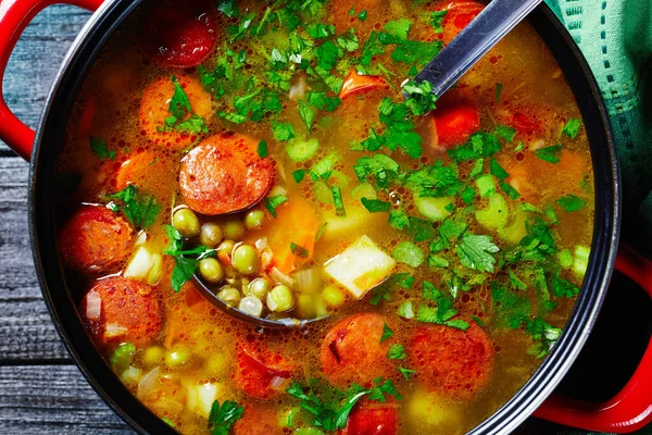 Sopa Ervilha Dividida Com Salsicha Bávara Pastinaga Cenoura Coberta Com — Fotografia de Stock