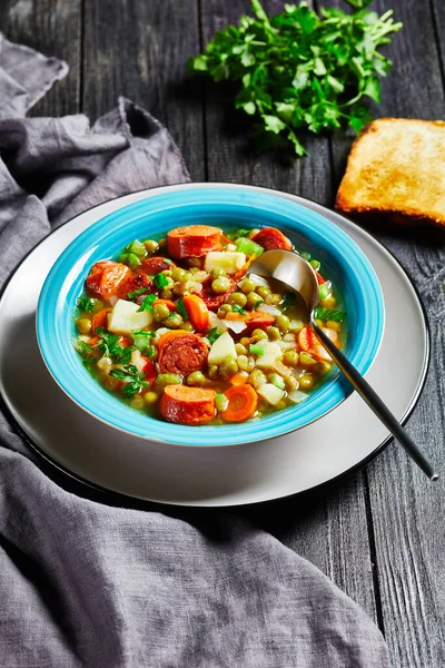 Sopa Ervilha Dividida Alemã Com Salsicha Bávara Pastinaga Cenoura Coberta — Fotografia de Stock