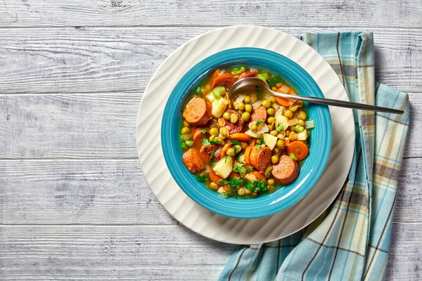 Sopa Ervilha Dividida Alemã Com Salsicha Bávara Pastinaga Cenoura Coberta — Fotografia de Stock