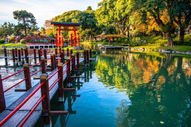 Japon bahçesi. Jardin Japonlar. Göl manzarası, torii ve doğa. Palermo, Buenos Aires, Arjantin.