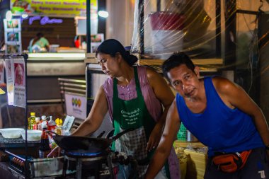 Bangkok, Tayland - Kasım 2018: Tay Müslüman çift hazırlama ve Tay yemek akşam gece piyasada