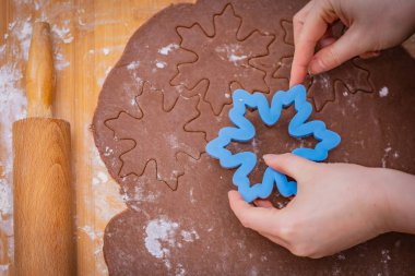 Kek bir tezgah formu, oklava kenarında yatıyor eller yıldızlı el ile yayıldı