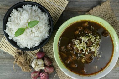 Nasi Rawon, Endonezya siyah et çorbası ve pilav. Cava yemekleri.