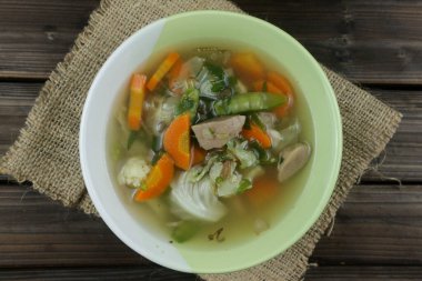 Karnabaharlı sebze çorbası, köfte, beyaz lahana, havuç, ahşap zemin üzerinde yeşil bezelye