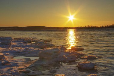         Nehirde bahar günbatımı              ,                   