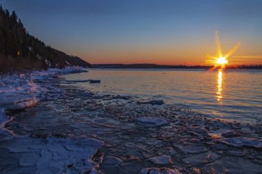         Nehirde bahar günbatımı              ,                   