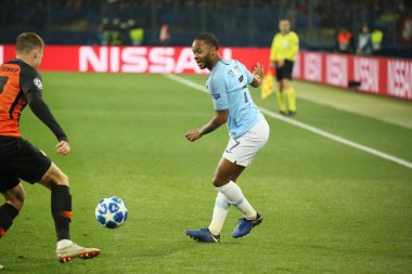 Kharkiv, Ukrayna - 23 Ekim 2018: Raheem Shaquille Sterling Manchester City Shakhtar Donetsk Osk Metalist Stadyumu'nda karşı Uefa Şampiyonlar Ligi oyun sırasında.
