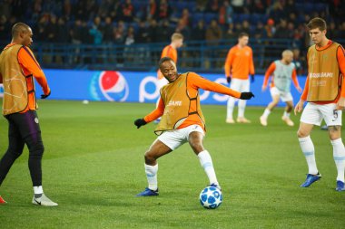 Kharkiv, Ukrayna - 23 Ekim 2018: Raheem Shaquille Sterling Manchester City Shakhtar Donetsk Osk Metalist Stadyumu'nda karşı Uefa Şampiyonlar Ligi oyun sırasında.