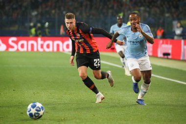 Kharkiv, Ukrayna - 23 Ekim 2018: Raheem Shaquille Sterling Manchester City Shakhtar Donetsk Osk Metalist Stadyumu'nda karşı Uefa Şampiyonlar Ligi oyun sırasında.