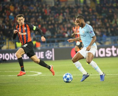 Kharkiv, Ukrayna - 23 Ekim 2018: Raheem Shaquille Sterling Manchester City Shakhtar Donetsk Osk Metalist Stadyumu'nda karşı Uefa Şampiyonlar Ligi oyun sırasında.
