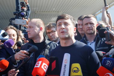 Kiev, Ukrayna - 31 Mart 2019: onun sepetle gazeteciler yanıtlarını Yoklama İstasyonu yakınındaki, oylama sonra Başkan adayı Volodymyr Zelensky