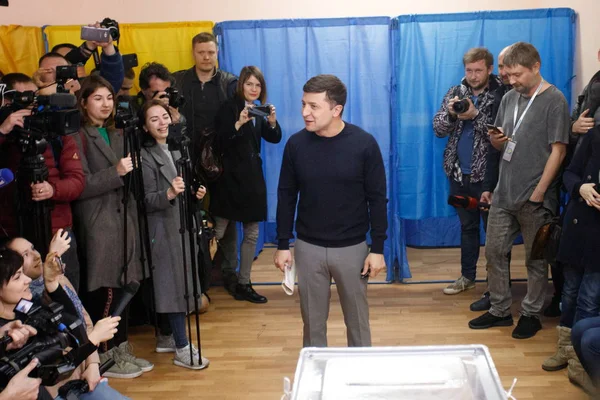 ジャーナリストへのポーリング駅回答に近い Streed で彼の投票後キエフ ウクライナ 2019 大統領候補ヴォロディームィル ゼレンスキー — ストック写真