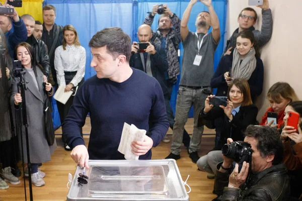 ジャーナリストへのポーリング駅回答に近い Streed で彼の投票後キエフ ウクライナ 2019 大統領候補ヴォロディームィル ゼレンスキー — ストック写真