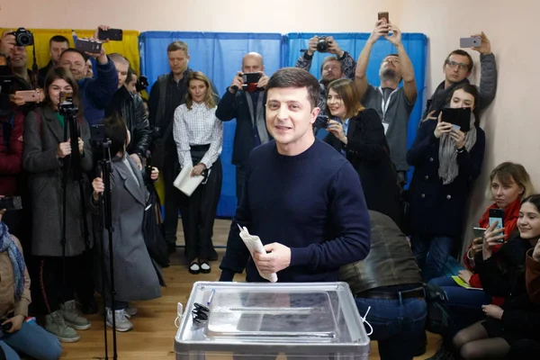 Kiev, Ukrayna - 31 Mart 2019: onun sepetle gazeteciler yanıtlarını Yoklama İstasyonu yakınındaki, oylama sonra Başkan adayı Volodymyr Zelensky