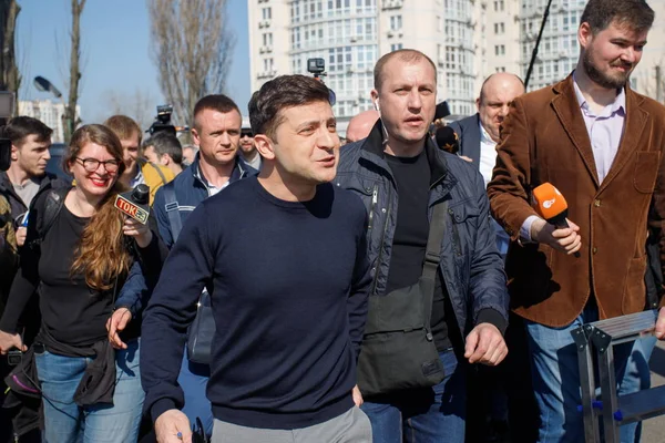 Kiev Ukrayna Mart 2019 Onun Sepetle Gazeteciler Yanıtlarını Yoklama Stasyonu — Stok fotoğraf