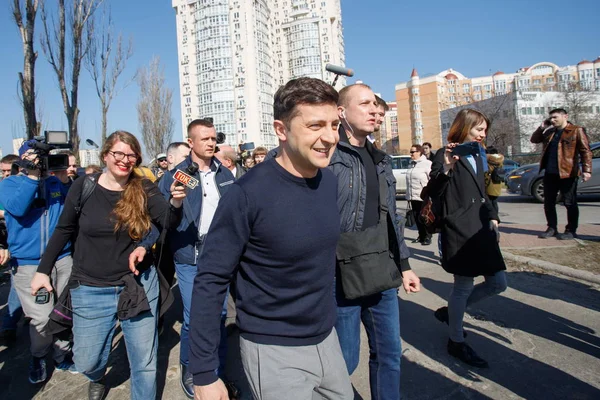 Kiev Ukraine March 2019 Presidentkandidat Volodymyr Zelensky Etter Hans Stemmegivning – stockfoto