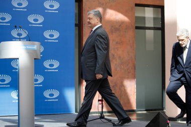 Kiev, Ukrayna - Nis 14, 2019: Ukrayna Cumhurbaşkanı Petro Poroşenko Kiev cumhurbaşkanlığı seçimleri kampanyası sırasında Nsc Olimpiysky ziyaret