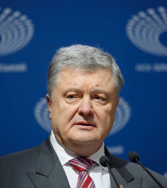 Kiev, Ukrayna - Nis 14, 2019: Ukrayna Cumhurbaşkanı Petro Poroşenko Kiev cumhurbaşkanlığı seçimleri kampanyası sırasında Nsc Olimpiysky ziyaret
