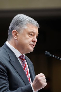 Kiev, Ukrayna - Nis 14, 2019: Ukrayna Cumhurbaşkanı Petro Poroşenko Kiev cumhurbaşkanlığı seçimleri kampanyası sırasında Nsc Olimpiysky ziyaret