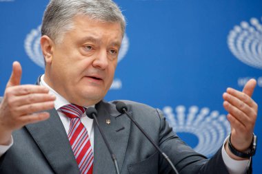 Kiev, Ukrayna - Nis 14, 2019: Ukrayna Cumhurbaşkanı Petro Poroşenko Kiev cumhurbaşkanlığı seçimleri kampanyası sırasında Nsc Olimpiysky ziyaret