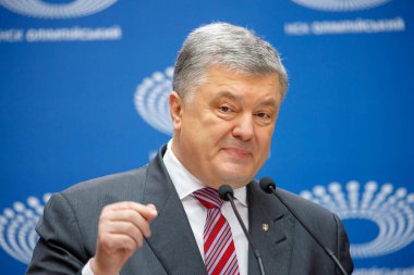 Kiev, Ukrayna - Nis 14, 2019: Ukrayna Cumhurbaşkanı Petro Poroşenko Kiev cumhurbaşkanlığı seçimleri kampanyası sırasında Nsc Olimpiysky ziyaret