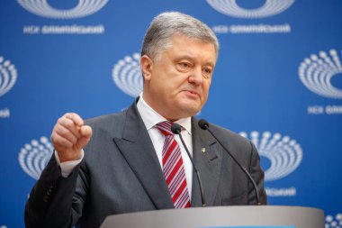 Kiev, Ukrayna - Nis 14, 2019: Ukrayna Cumhurbaşkanı Petro Poroşenko Kiev cumhurbaşkanlığı seçimleri kampanyası sırasında Nsc Olimpiysky ziyaret