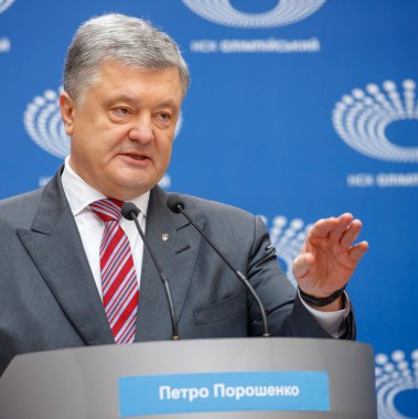 Kiev, Ukrayna - Nis 14, 2019: Ukrayna Cumhurbaşkanı Petro Poroşenko Kiev cumhurbaşkanlığı seçimleri kampanyası sırasında Nsc Olimpiysky ziyaret