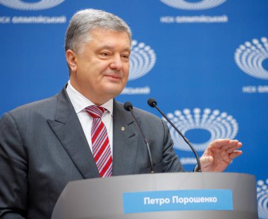 Kiev, Ukrayna - Nis 14, 2019: Ukrayna Cumhurbaşkanı Petro Poroşenko Kiev cumhurbaşkanlığı seçimleri kampanyası sırasında Nsc Olimpiysky ziyaret
