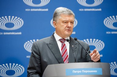 Kiev, Ukrayna - Nis 14, 2019: Ukrayna Cumhurbaşkanı Petro Poroşenko Kiev cumhurbaşkanlığı seçimleri kampanyası sırasında Nsc Olimpiysky ziyaret