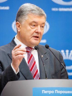 Kiev, Ukrayna - Nis 14, 2019: Ukrayna Cumhurbaşkanı Petro Poroşenko Kiev cumhurbaşkanlığı seçimleri kampanyası sırasında Nsc Olimpiysky ziyaret