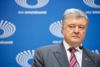 Kiev, Ukrayna - Nis 14, 2019: Ukrayna Cumhurbaşkanı Petro Poroşenko Kiev cumhurbaşkanlığı seçimleri kampanyası sırasında Nsc Olimpiysky ziyaret
