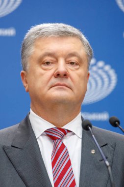 Kiev, Ukrayna - Nis 14, 2019: Ukrayna Cumhurbaşkanı Petro Poroşenko Kiev cumhurbaşkanlığı seçimleri kampanyası sırasında Nsc Olimpiysky ziyaret