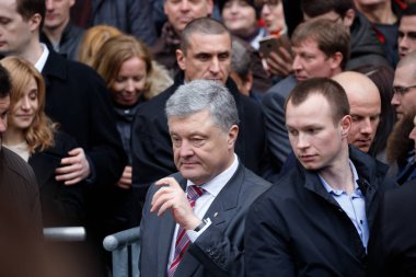 Kiev, Ukrayna - Nis 14, 2019: Ukrayna Cumhurbaşkanı Petro Poroşenko Kiev cumhurbaşkanlığı seçimleri kampanyası sırasında Nsc Olimpiysky ziyaret