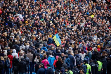 Kiev, Ukrayna - Nis 14, 2019: Ukrayna Cumhurbaşkanı Petro Poroşenko Kiev cumhurbaşkanlığı seçimleri kampanyası sırasında Nsc Olimpiysky ziyaret