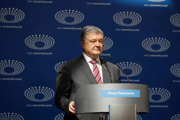 Kiev, Ukrayna - Nis 14, 2019: Ukrayna Cumhurbaşkanı Petro Poroşenko Kiev cumhurbaşkanlığı seçimleri kampanyası sırasında Nsc Olimpiysky ziyaret