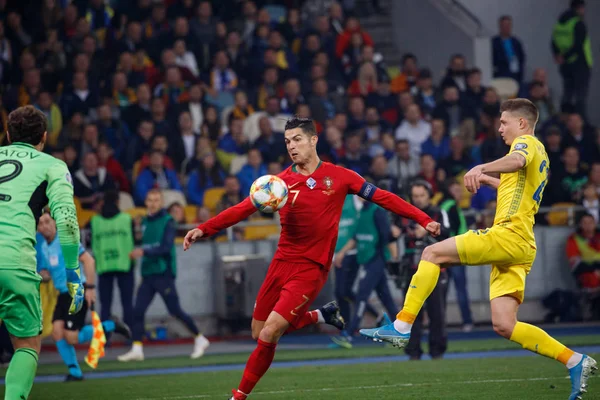 Kyiv, Ukrayna - 14 Ekim 2019: Portekizli Cristiano Ronaldo Uefa Euro 2020 ön eleme maçı sırasında Nsk Olimpiyskyi Stadyumu 'nda Portekiz' e karşı