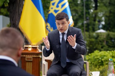 KIEV, UKRAINE - 20 Mayıs 2020: Ukrayna Devlet Başkanı Volodymyr Zelensky 'nin basın toplantısı